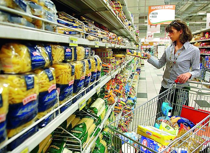 Schizzano i prezzi nel carrello della spesa: ecco tutti gli aumenti dei generi alimentari e i prodotti più costosi