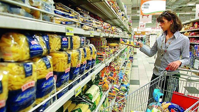 Schizzano i prezzi nel carrello della spesa: ecco tutti gli aumenti dei generi alimentari e i prodotti più costosi