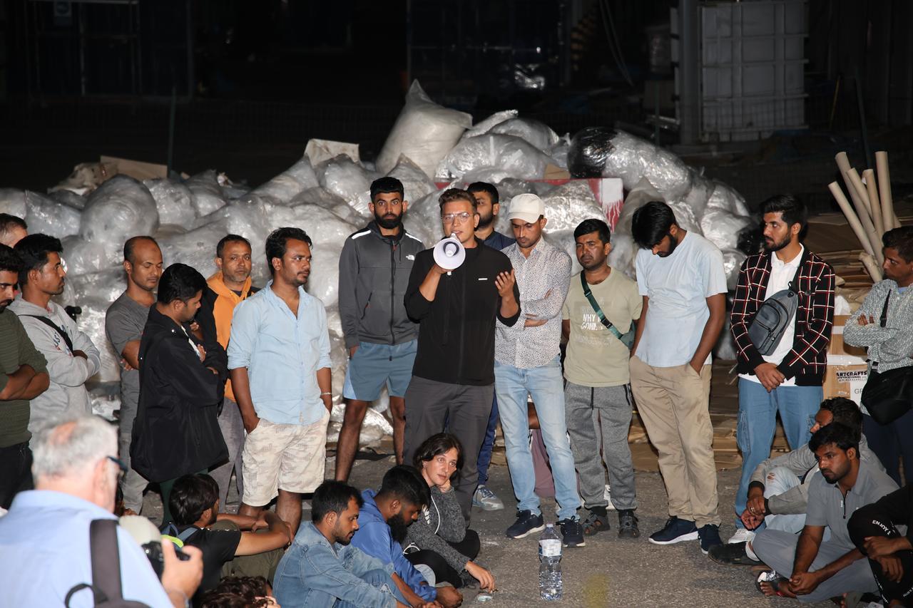 
	Il sindacalista Luca Toscano (Sudd Cobas) parla ai lavoratori (foto Giovanni Tarducci)

