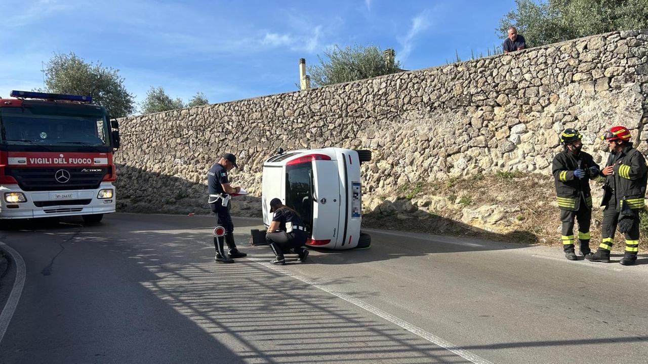 Sassari, urta il costone e si ribalta con la Punto