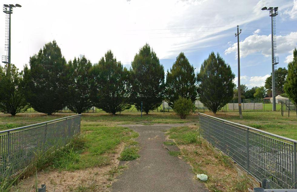 Tifoso scavalca la rete, entra in campo e picchia due giocatori avversari