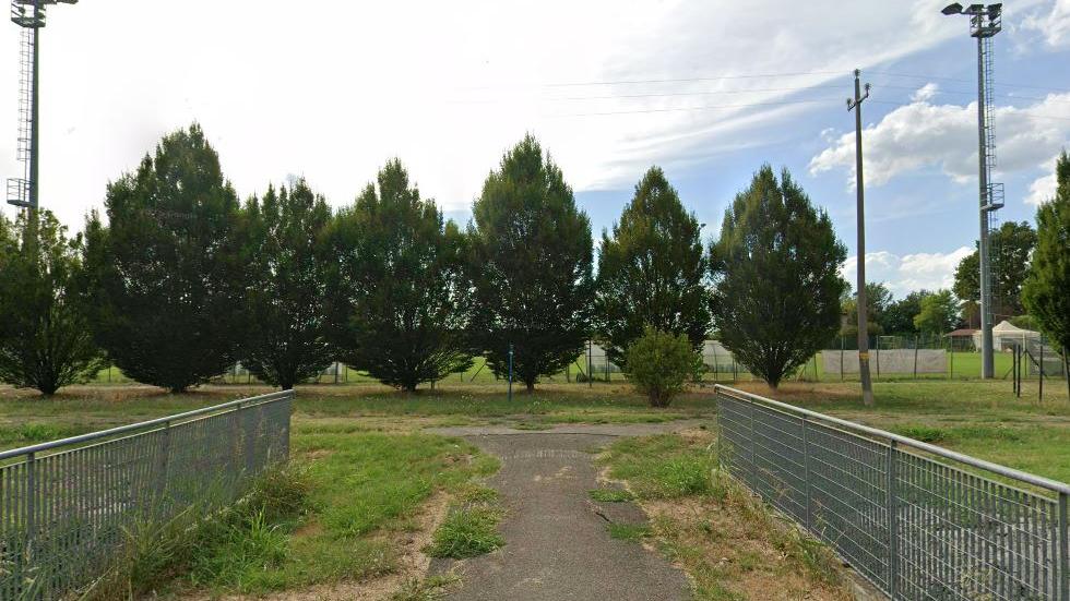 Tifoso scavalca la rete, entra in campo e picchia due giocatori avversari