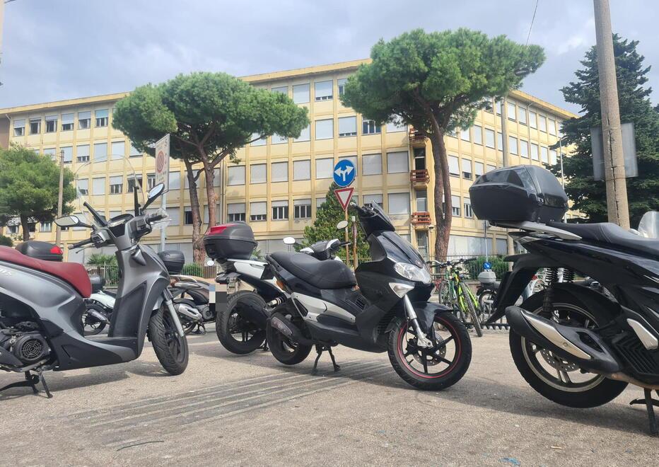 Livorno, in via Galilei torna il caos parcheggio: multe agli scooter e sette rimozioni<br>
