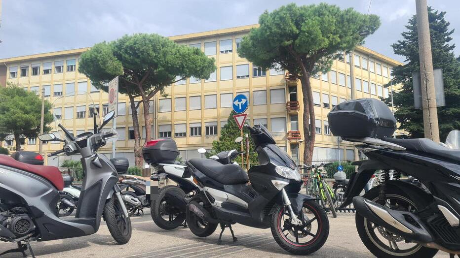 Livorno, in via Galilei torna il caos parcheggio: multe agli scooter e sette rimozioni<br>