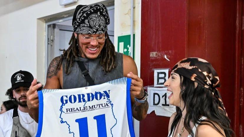 La stella NBA Aaron Gordon a Sassari nel ricordo del fratello Drew – VIDEO
