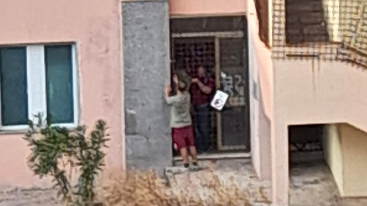 
	Due uomini mentre tentano di accedere al palazzo

