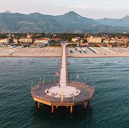 Marina di Pietrasanta vista dal Pontile di Tonfano: il mix mare, arte e montagne va ancora per la maggiore