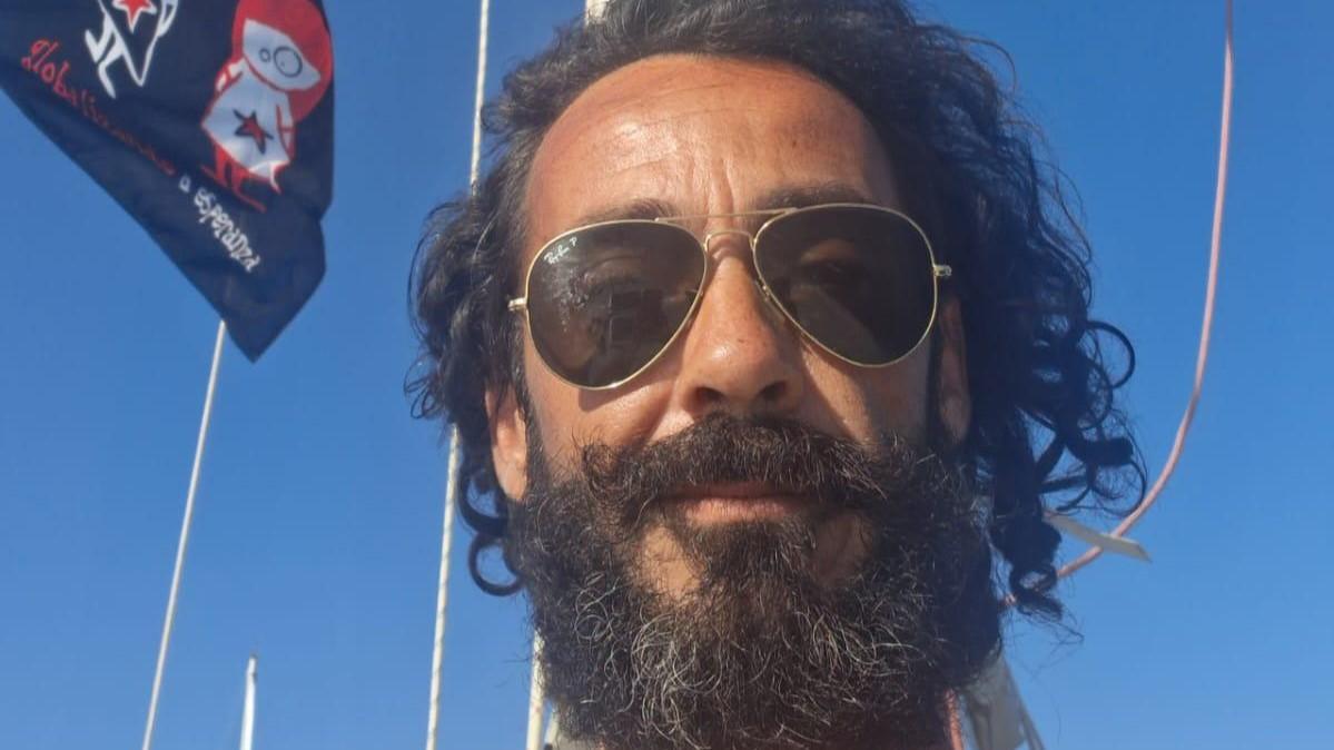 Il pacifista sardo a bordo della Global Flotilla: «Non ci fermeremo, i governi europei dovrebbero sostenerci» – L’INTERVISTA COMPLETA