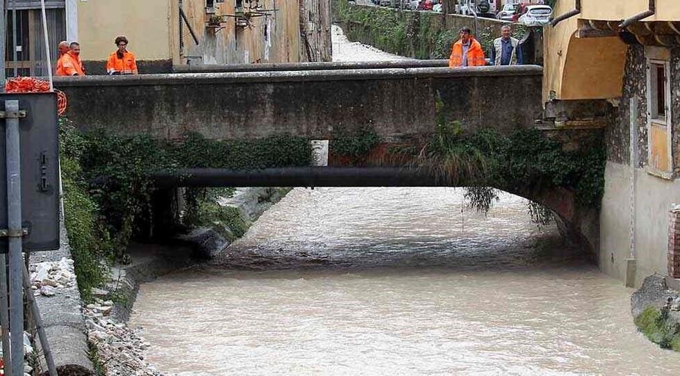 Il fiume Carrione all’altezza di Grazzano con acqua piuttosto torbida (Foto d’archivio)