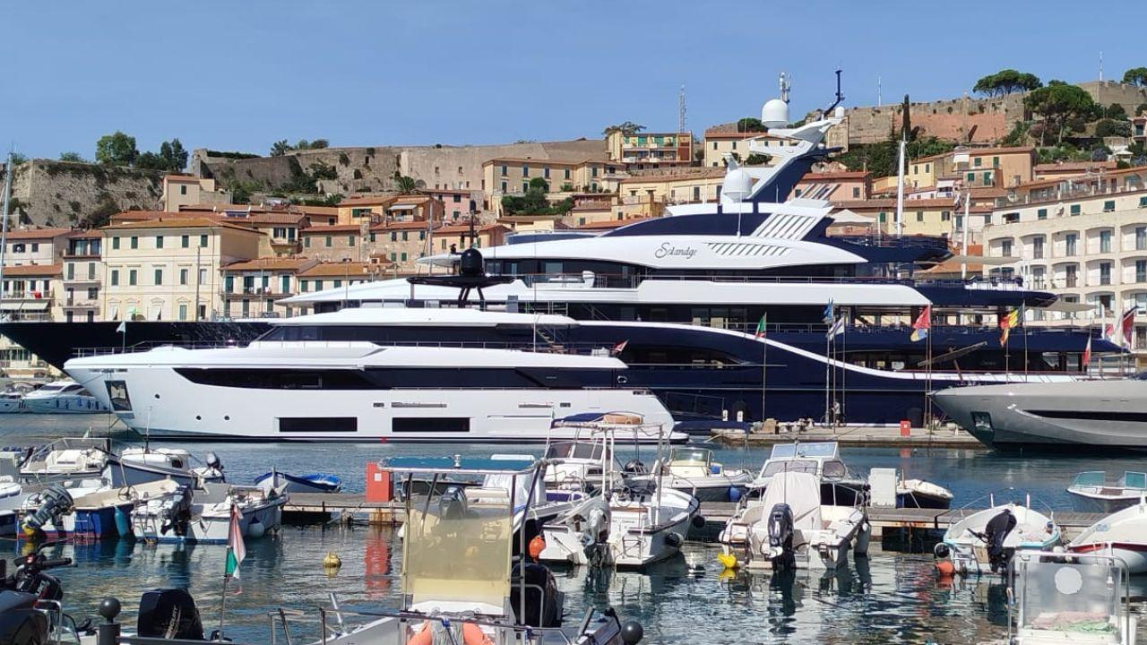 Elba, ecco lo splendido yacht extralusso del principe saudita: «Gli interni? Una vetrina di opulenza»