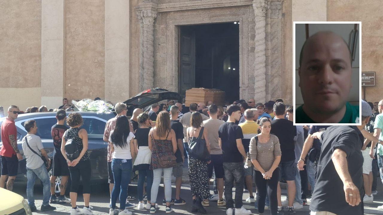 «Figlio mio dove sei?»: il dolore della madre al funerale di William Manca – VIDEO
