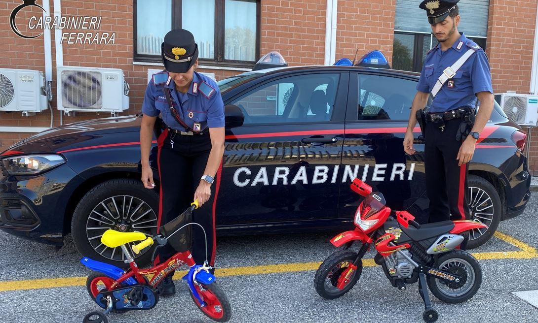 Copparo, fa salire i figli in sella alle bici e scappa senza pagarle: denunciato