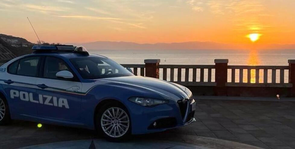 
	Una volante della polizia di Stato


