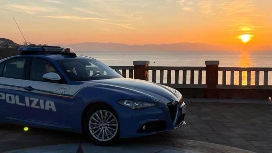 Una volante della polizia di Stato