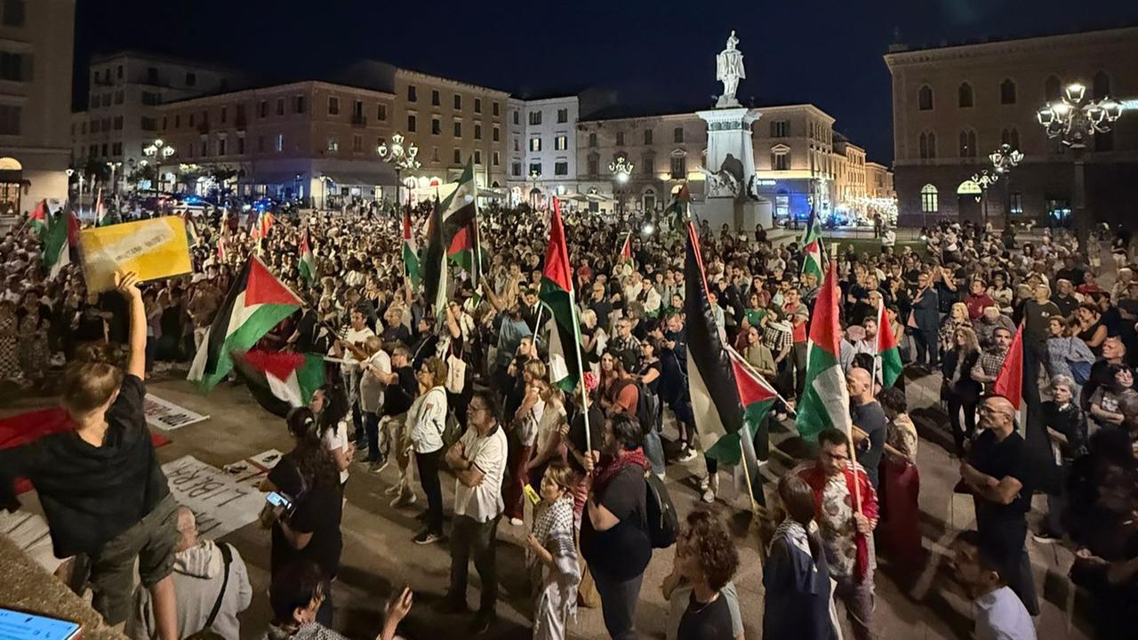 La voce di Sassari per Gaza: in centinaia in piazza d'Italia per la manifestazione pro Palestina – VIDEO