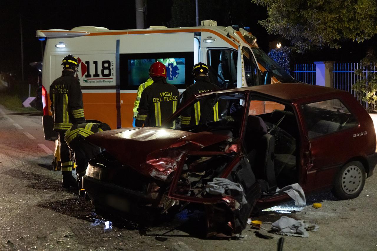 Scontro frontale a Runco, grave una donna