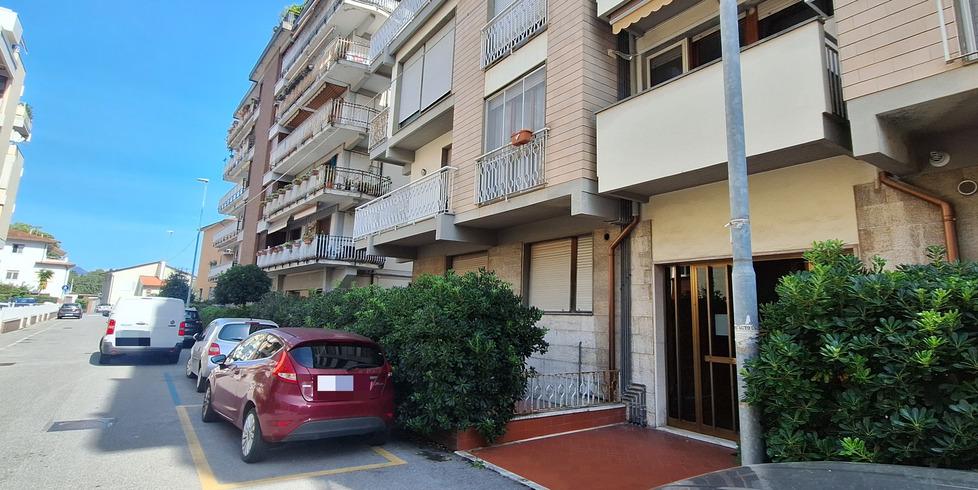 Pisa, anziana rapinata davanti casa: l’agguato dopo l’uscita dalle Poste