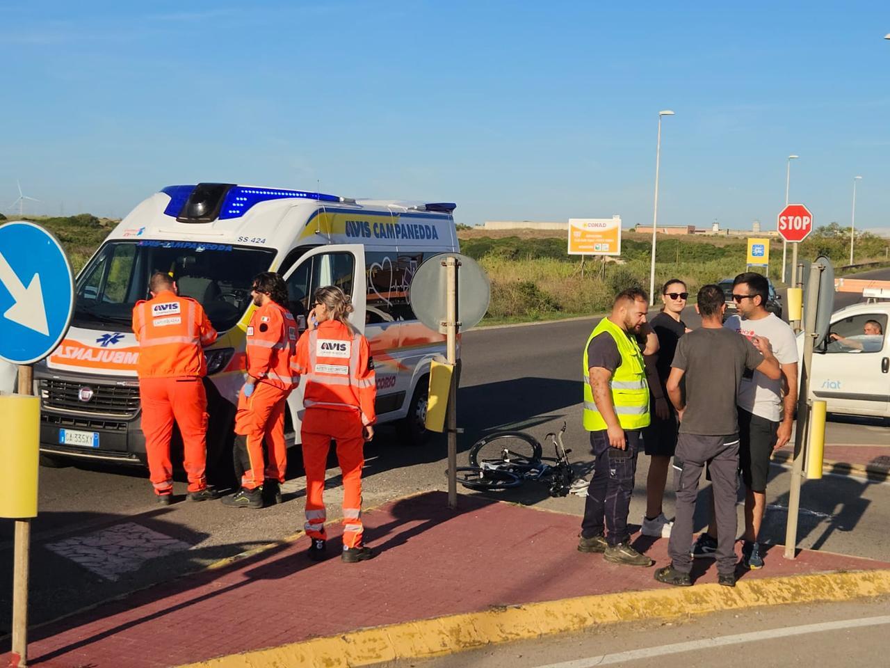 Ciclista travolto da un’auto finisce in ospedale