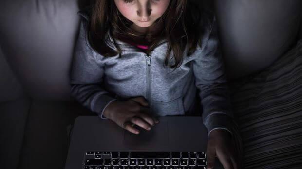 Adescata a 12 anni su TikTok da un 21enne. Lui: «Per te andrò in galera». L’incubo dei genitori