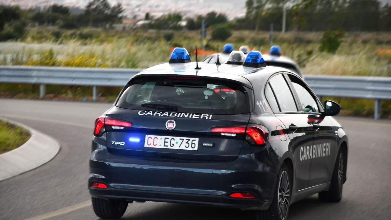 Lo fermano per un controllo, si scaglia contro i carabinieri: giovane in manette per resistenza e lesioni