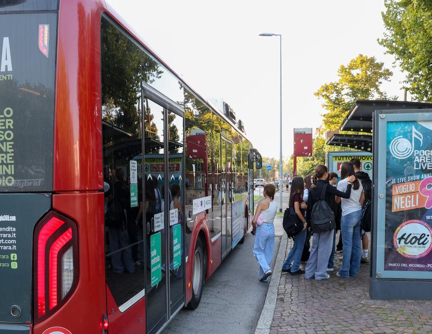Bus e scuole, primi rompicapo a Ferrara: ritardi e mezzi da tutto esaurito