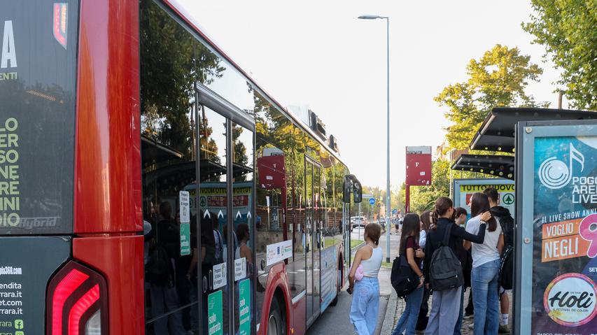 Bus e scuole, primi rompicapo a Ferrara: ritardi e mezzi da tutto esaurito
