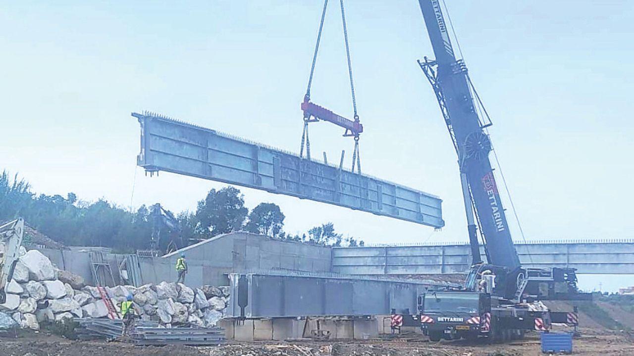 La posa delle travi del ponte di via Collinet