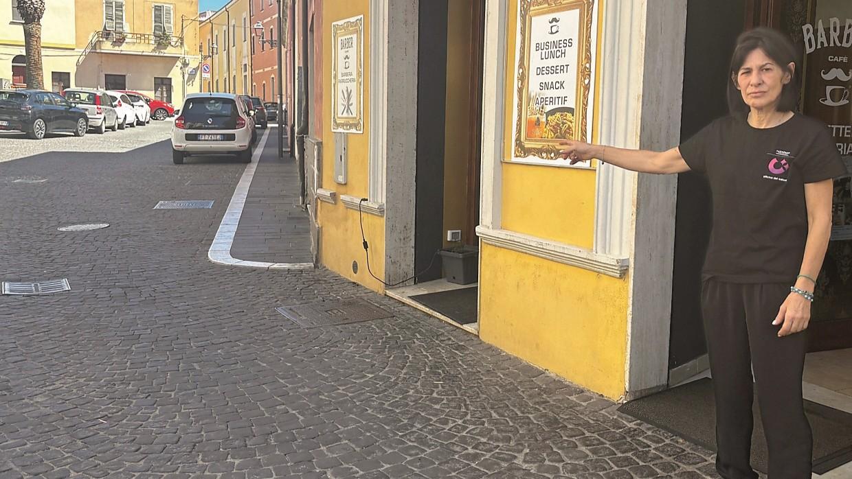 Strade pericolose a Oristano, la commerciante: «Ogni giorno salvo i bambini dalle auto»