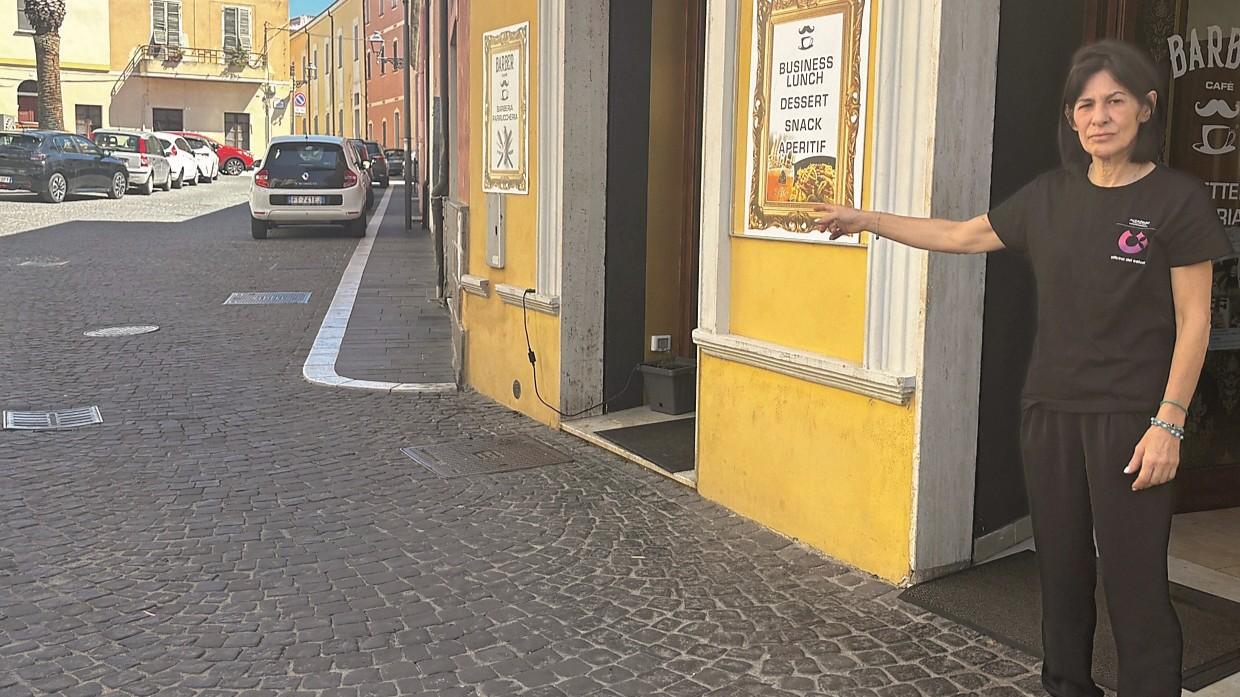 Strade pericolose a Oristano, la commerciante: «Ogni giorno salvo i bambini dalle auto»