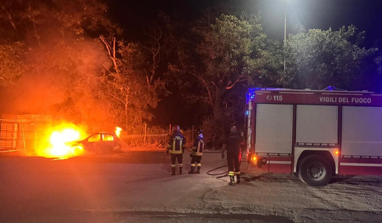 
	L'auto a fuoco in viale delle Nazioni

