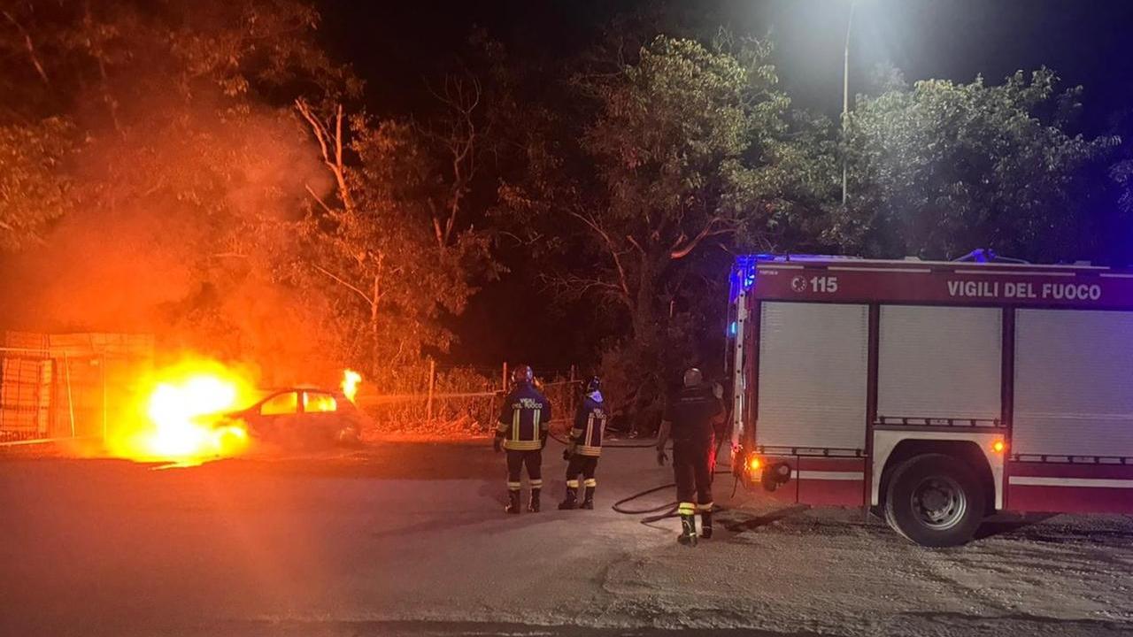 L'auto a fuoco in viale delle Nazioni