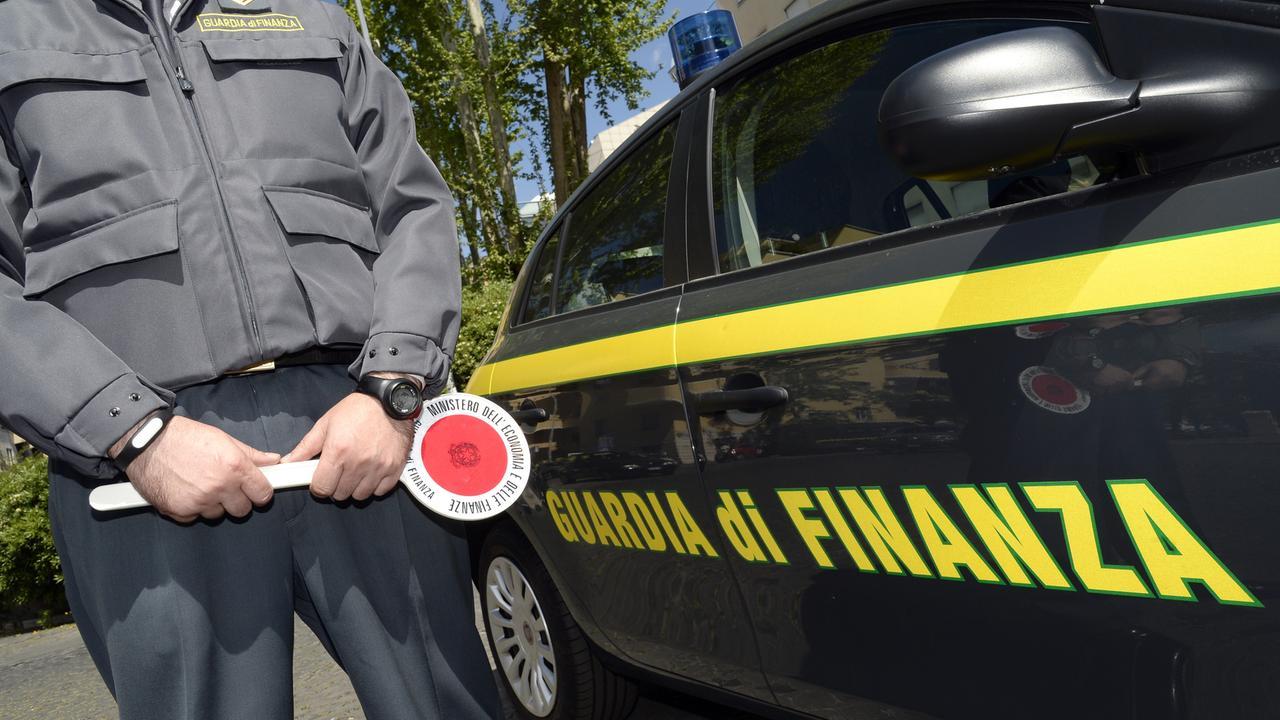 Lavoratori in nero, droga e merci contraffatte: oltre 1.100 controlli della guardia di finanza