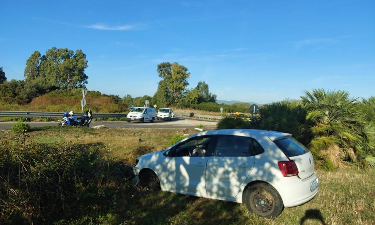 Perde il controllo dell’auto e si schianta sulla rotatoria: tragedia sfiorata