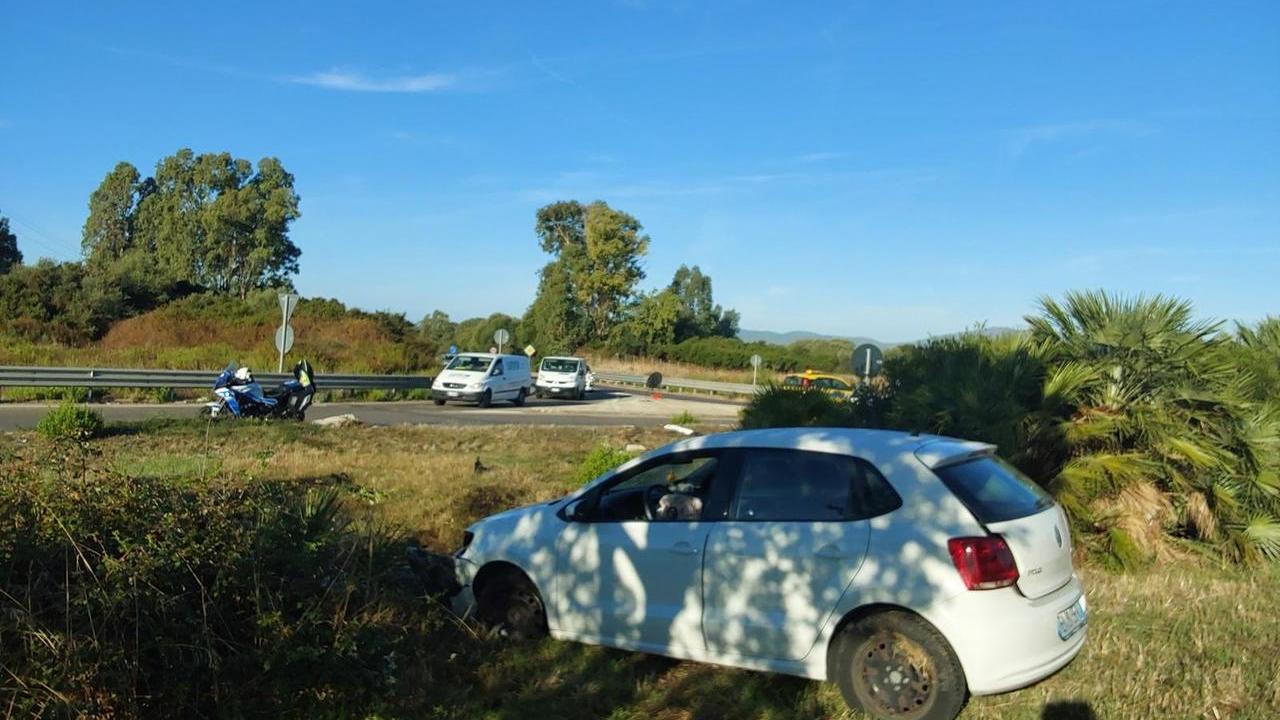 Perde il controllo dell’auto e si schianta sulla rotatoria: tragedia sfiorata