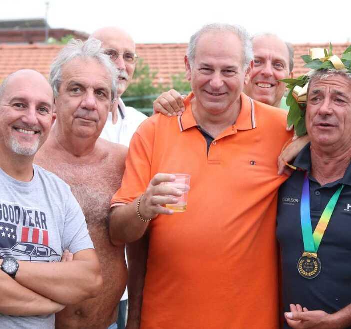 
	Paolo Bernucci al centro festeggia con amici, colleghi, clienti e proprietari al bagno Excelsior di Marina di Carrara

