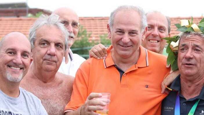 Paolo Bernucci al centro festeggia con amici, colleghi, clienti e proprietari al bagno Excelsior di Marina di Carrara