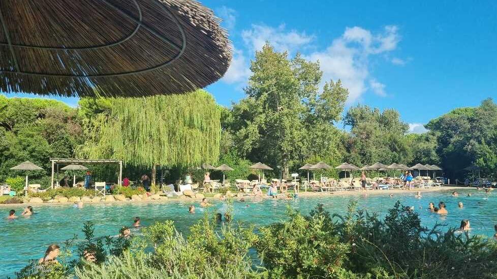 Il lago balneabile del camping Esperidi di Bibbona