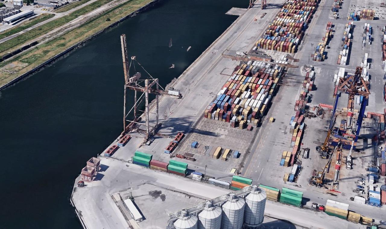 
	Lo scalo merci del porto di Ravenna

