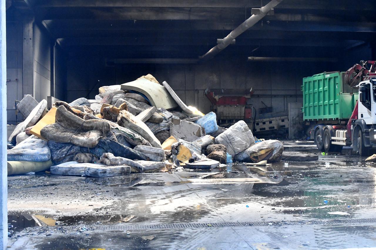 Paura nell’impianto di rifiuti, capannone chiuso dopo l’incendio: scoperta una possibile causa