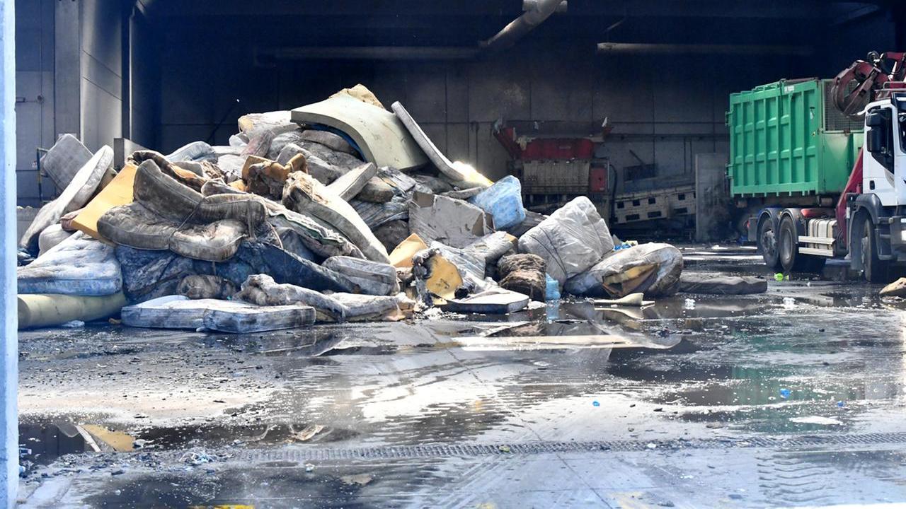 Paura nell’impianto di rifiuti, capannone chiuso dopo l’incendio: scoperta una possibile causa