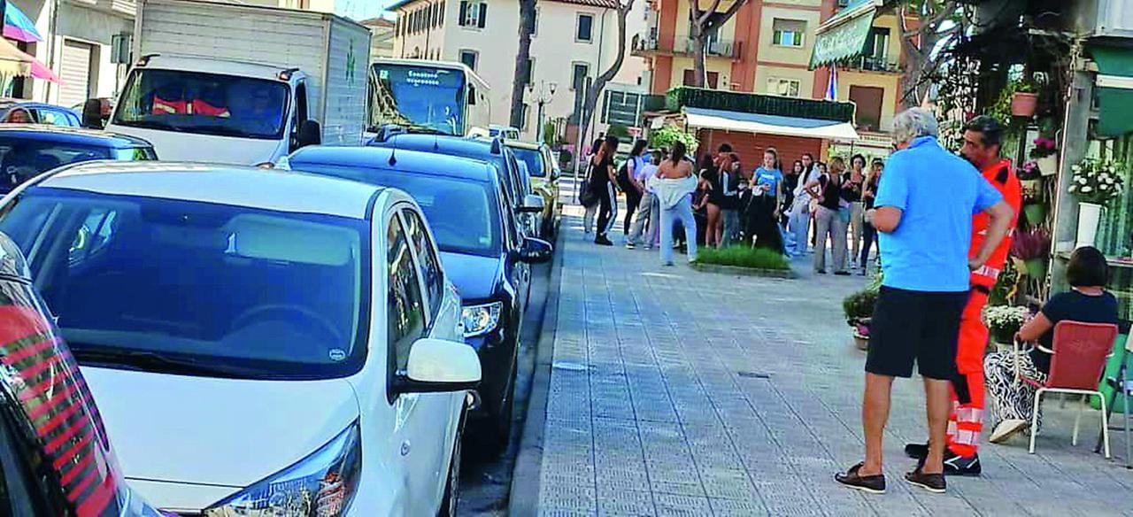 Viareggio, evacuato un palazzo per il puzzo insopportabile: diversi malori e preoccupazioni per la salute