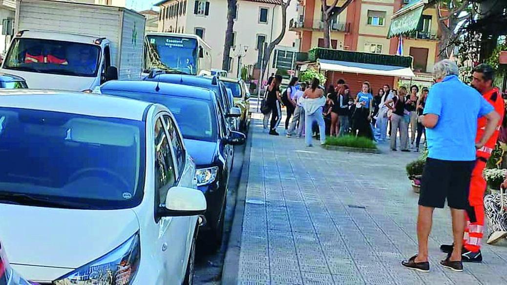 Viareggio, evacuato un palazzo per il puzzo insopportabile: diversi malori e preoccupazioni per la salute