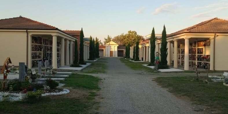 Svuota le urne funerarie al cimitero: viene rintracciata e poi multata