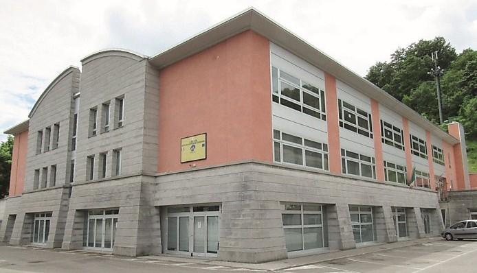 Spruzza spray al peperoncino in classe, poi tenta di nascondere le prove: studente denunciato