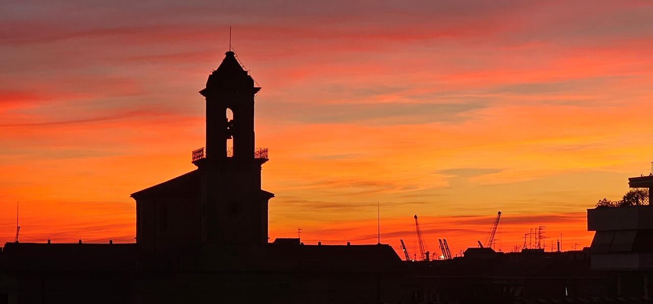 A Livorno il sole “saluta” così. Grazie a Stefano Lemmi
