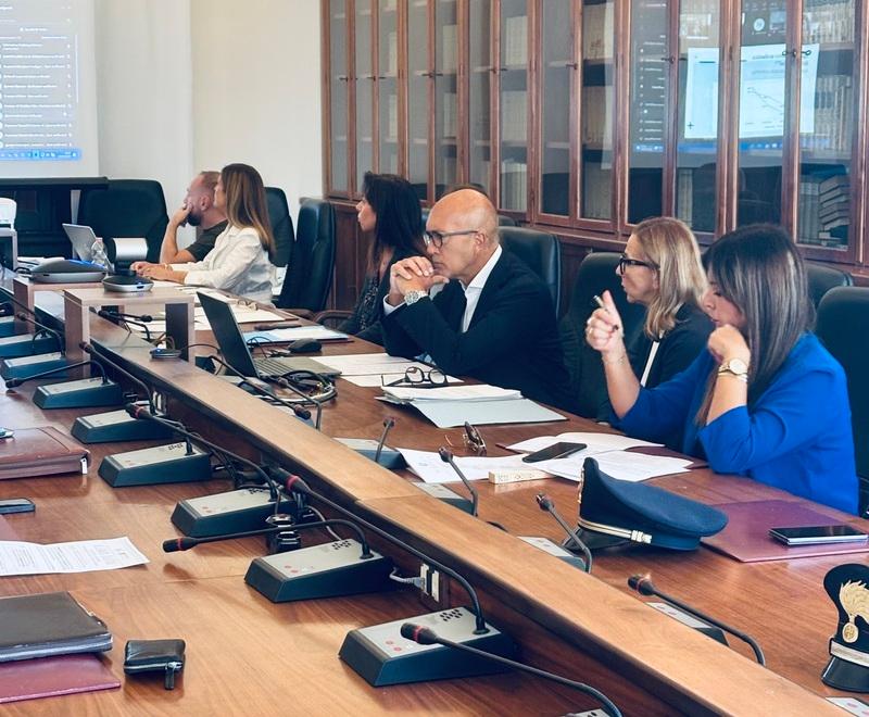 Bullismo nelle scuole, ragazze preoccupate a Ferrara