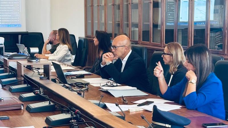 Bullismo nelle scuole, ragazze preoccupate a Ferrara