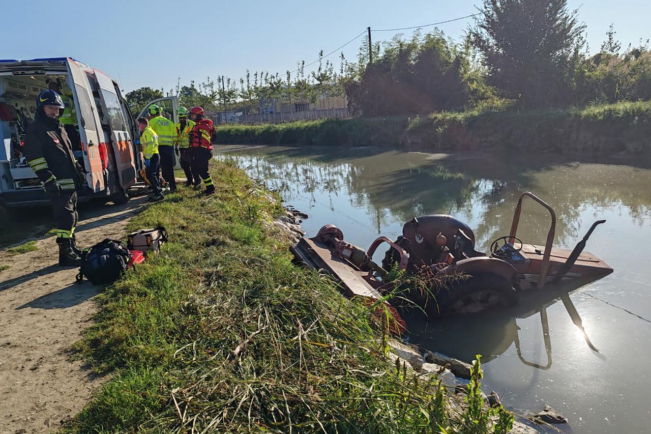 Col trattore nel canale a Berra, ferito un uomo