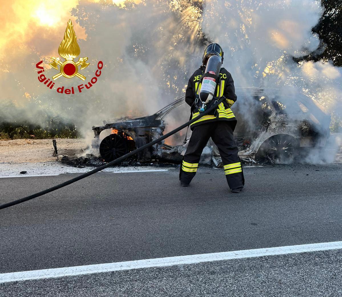 Auto distrutta dalle fiamme, notte di paura in paese