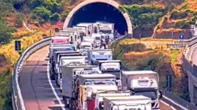 Bus in panne nelle gallerie all’ingresso di Sassari: traffico in tilt